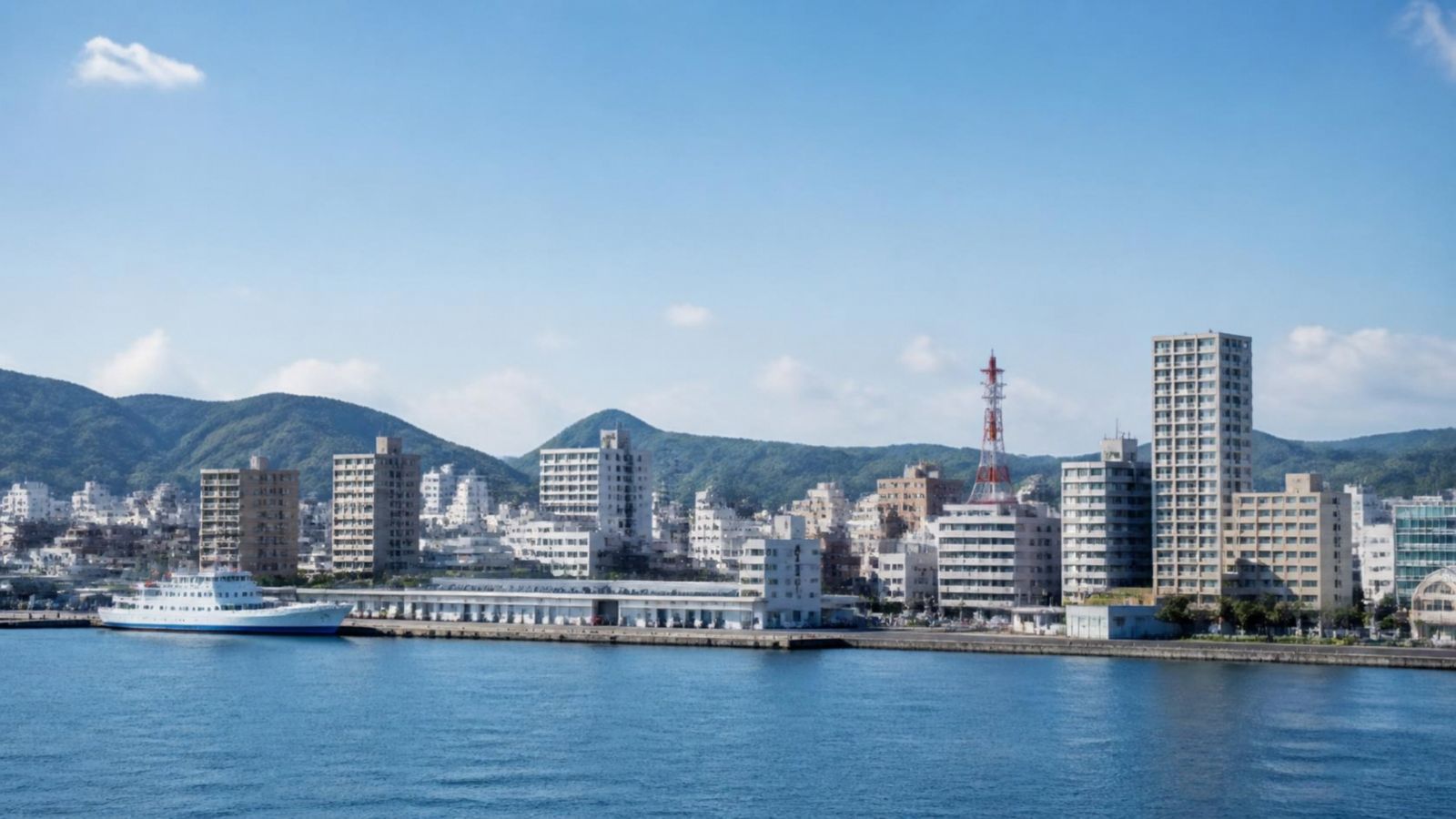 海に面した地方都市の街並み